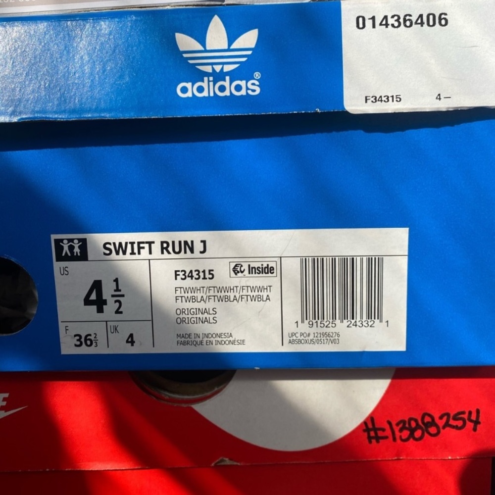 White swift run adidas